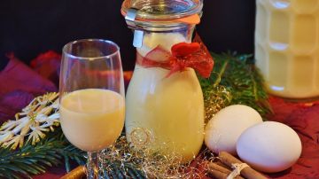 Los ingredientes principales del rompope además del licor, son la leche y los huevos.