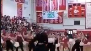 El sacerdote irrumpió la coreografía para integrarse a ella.