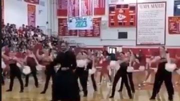El sacerdote irrumpió la coreografía para integrarse a ella.