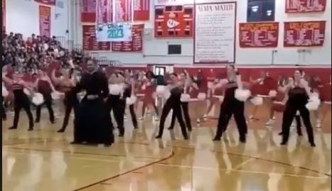 El sacerdote irrumpió la coreografía para integrarse a ella.