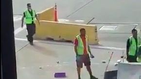 Un trabajador consiguió detener el vehículo.