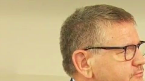 El doctor Bryce Cleary y dos de sus hijos biológicos dieron una rueda de prensa para explicar su caso.