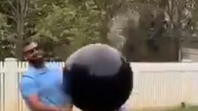 Por más que querían reventar el globo no pudieron.