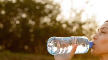 Una de las formas de mantenerte saludable es a través de la hidratación, también es un gran remedio para eliminar toxinas, bajar de peso y cuidar la salud cardiovascular.