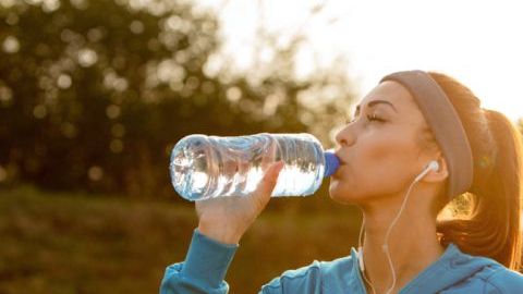 Una de las formas de mantenerte saludable es a través de la hidratación, también es un gran remedio para eliminar toxinas, bajar de peso y cuidar la salud cardiovascular.