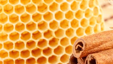 El consumo de una infusión de canela resulta un buen aliado para contrarrestar los dolores menstruales y para regular el período.