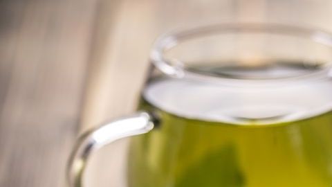 El consumo diario de té verde es un poderoso aliado contra la diabetes, ya que actúa controlando los niveles de insulina en la sangre, además evita que la grasa se aloje en las células y reduce la grasa corporal.
