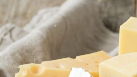 Los quesos aportan propiedades nutricionales similares a la leche con la que se elaboran, destacan por ser una proteína de alto valor biológico y su alto contendido en calcio y fósforo.