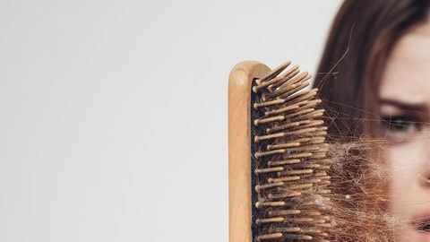 Otra de las principales recomendaciones para una cabellera de anuncio es aumentar la ingesta de agua y evitar el consumo de café.