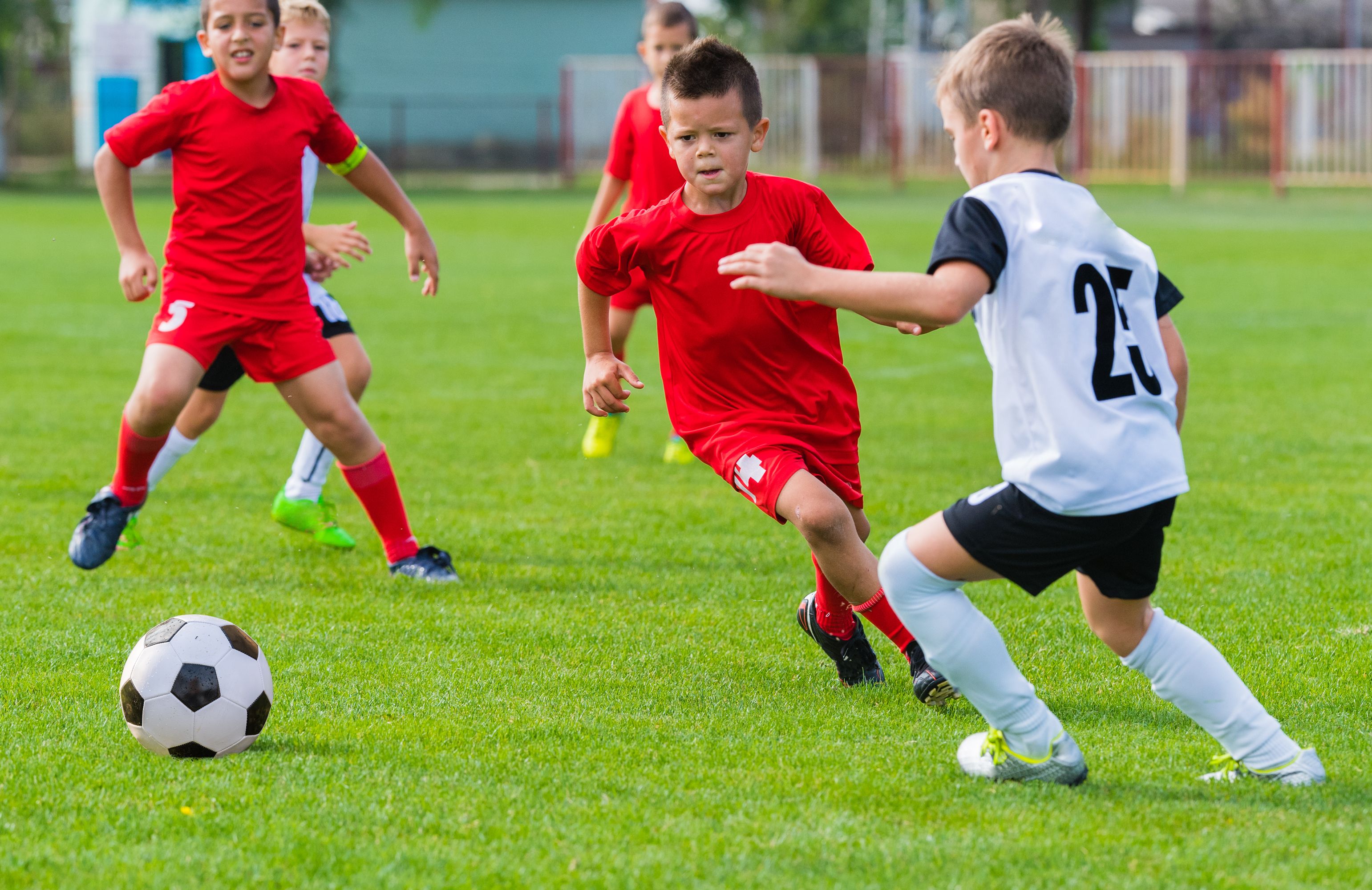 Descubre Los Beneficios De Jugar Fútbol Para Niños Y Adolescentes | La Raza