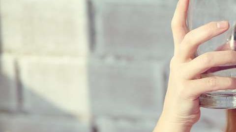 Realizar un cambio de hábitos es uno de los mejores remedios para combatir los dolores de cabeza; también influye la dieta, evita el consumo de alimentos con gluten, azúcar, café y alcohol.