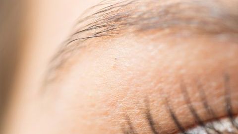 Preparar de manera casera e higiénica compresas con concentrados de hierbas naturales, es un gran aliado para combatir la inflamación y secreciones oculares.