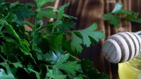 Complementario a los remedios naturales es indispensable seguir una alimentación balanceada, evitar el cigarro y tomar mucha agua.