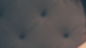 La chica tuvo un encuentro de pasión en la cama de su madre.