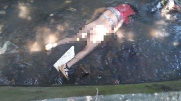 Sicarios del narco la matan y la dejan semidesnuda cerca de canal de aguas negras