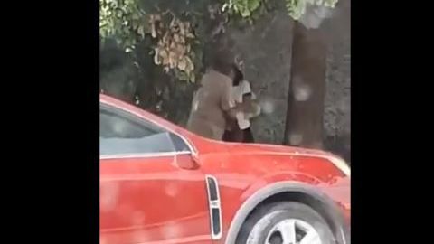 La pequeña se limpia la cara luego de que el hombre le da el beso.