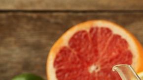 El limón es un gran aliado para combatir gripes, catarros e infecciones en la garganta, esto se debe a sus propiedades antibacterianas y antivirales.