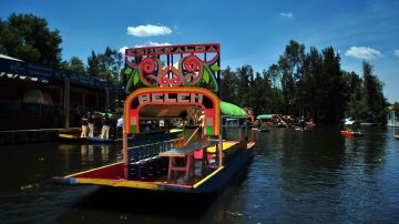 Trajinera en los canales de Xochimilco.