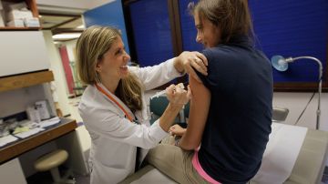 Una doctora aplica a una adolescente la vacuna contra el VPH, que puede prevenir varios tipos de cáncer.