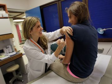 Una doctora aplica a una adolescente la vacuna contra el VPH, que puede prevenir varios tipos de cáncer.