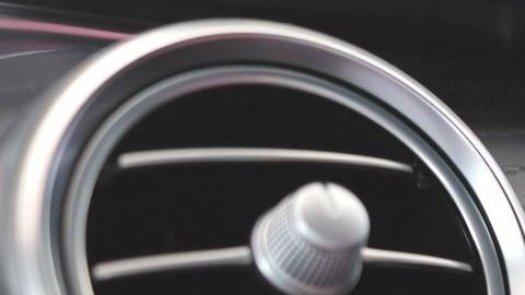 Un tanque de gas refrigerante para mantener tu AC óptimo cuesta menos de $50 en Autozone