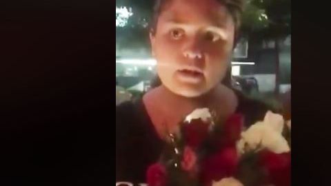 La cara de asombro de la vendedora de flores al descubrir su error.