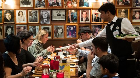 Funcionarios y líderes pro derechos laborales piden aumentar el salario mínimo para los trabajadores que reciben propinas en la industria restaurantera de la ciudad.