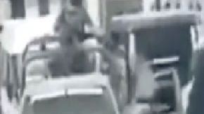 VIDEO: Guardia Nacional de AMLO no detiene a trocas del CJNG que transitaban frente a ellos