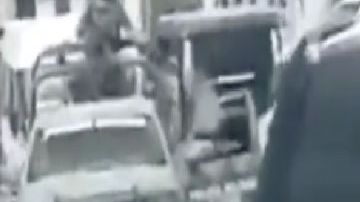 VIDEO: Guardia Nacional de AMLO no detiene a trocas del CJNG que transitaban frente a ellos