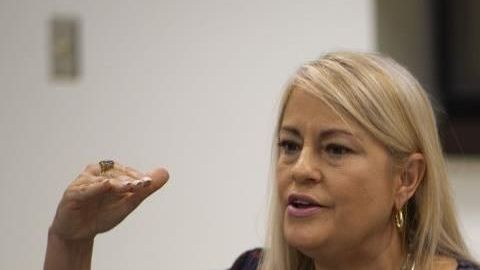 La gobernadora Wanda Vázquez y el director ejecutivo de la AEE, José Ortiz.