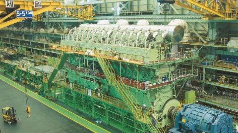 El Wärtsilä RT-flex96C, el motor más grande y potente del mundo, cuenta con 14 cilindros y mide 44 pies de alto, 87 pies de largo, pesa más de 2,300 toneladas y produce 107,390 hp