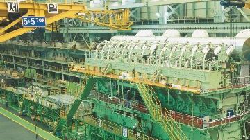 El Wärtsilä RT-flex96C, el motor más grande y potente del mundo, cuenta con 14 cilindros y mide 44 pies de alto, 87 pies de largo, pesa más de 2,300 toneladas y produce 107,390 hp