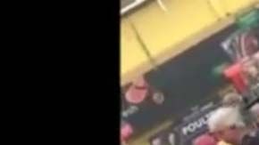 Una empleada intervino para separar a las féminas.