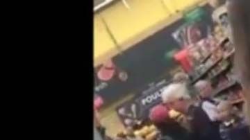 Una empleada intervino para separar a las féminas.
