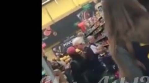 Una empleada intervino para separar a las féminas.