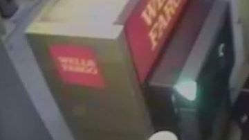 Los oficiales respondieron a la alarma del banco Wells Fargo ubicado en la cuadra 8800 de la calle Spring Cypress a eso de las 3:30 a.m.