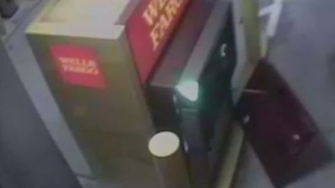 Los oficiales respondieron a la alarma del banco Wells Fargo ubicado en la cuadra 8800 de la calle Spring Cypress a eso de las 3:30 a.m.