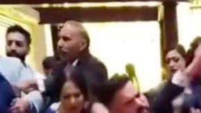 Violentas imágenes de una pelea durante una ceremonia de boda.