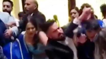 Violentas imágenes de una pelea durante una ceremonia de boda.