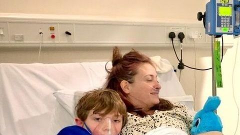 Vicki Marsall en el hospital tratándose del cáncer que padece.