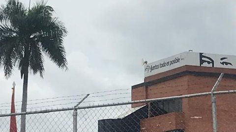 En la fábrica de Maracay se ha colocado la imagen del expresidente Hugo Chávez.