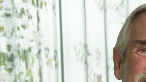 Tom y Steffanie con ilustraciones de un Acinetobacter, un tipo de bacterias frecuente en hospitales, y un bacteriófago, virus devorador de bacterias.