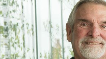 Tom y Steffanie con ilustraciones de un Acinetobacter, un tipo de bacterias frecuente en hospitales, y un bacteriófago, virus devorador de bacterias.