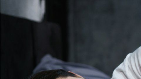 El proceso ocurre durante la etapa de sueño profundo.