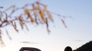 Los familiares de las víctimas frente a uno de los vehículos que resultó incendiado en la emboscada.