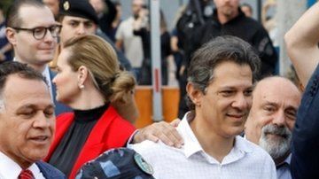 Al salir de prisión, Lula fue recibido por dirigentes y militantes de su partido.