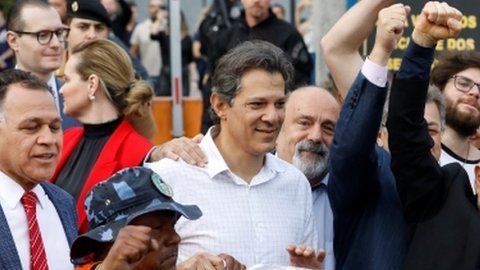 Al salir de prisión, Lula fue recibido por dirigentes y militantes de su partido.