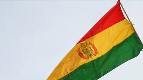 Algunos agentes se plantaron en el techo de un cuartel en Cochabamba.