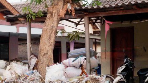 Algunos de los pobladores de Bangun se ganan la vida vendiendo materiales que rescatan de montañas de basura plástica.