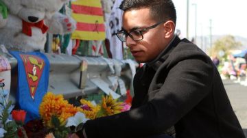 Omar Sepeda no falta a su cita diaria para homenajear a las víctimas del tiroteo de El Paso.